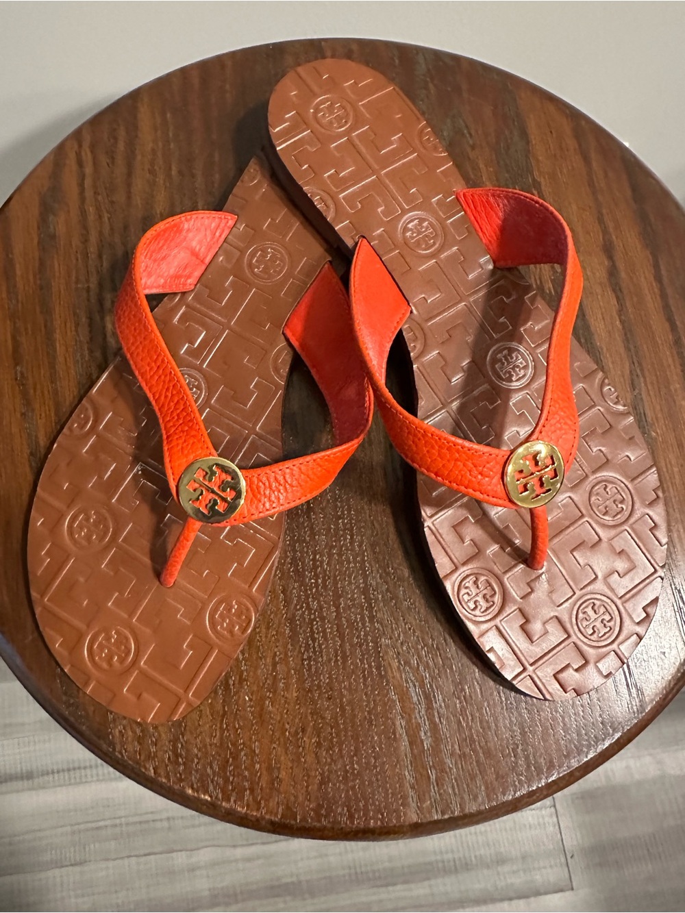 Tory Burch Miller Sandals Orange Red Pebbled Leather Gold Logo Flip Flops Size 9